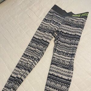 Nike Woman’s Patterned Leggings - Black and Gray